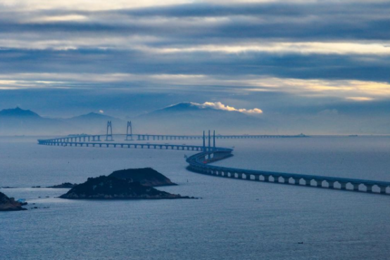 2023年12月15日，晨曦中的港珠澳大橋。新華社記者 劉大偉 攝