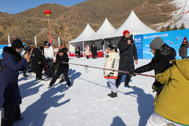 雪地拔河活動。內(nèi)蒙古自治區(qū)殘疾人聯(lián)合會供圖