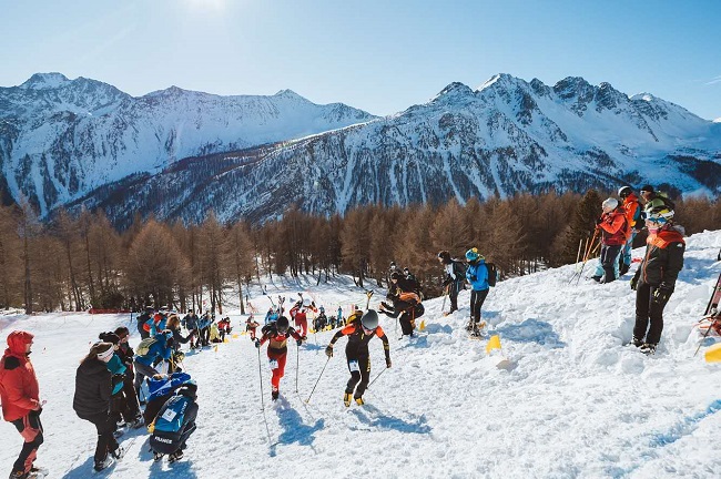 中國隊(duì)布魯爾（4號）在比賽中保持領(lǐng)先。中國滑雪登山隊(duì)供圖