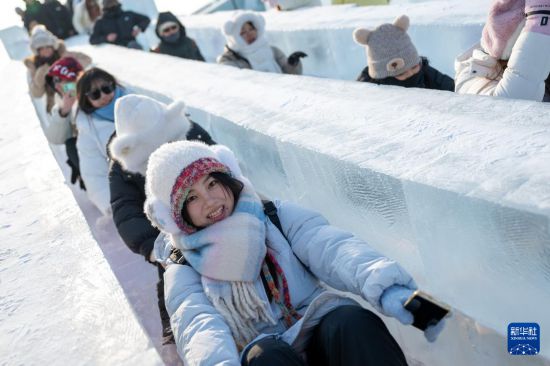 12月21日，游客在哈爾濱冰雪大世界園區(qū)游玩。新華社記者 張濤 攝